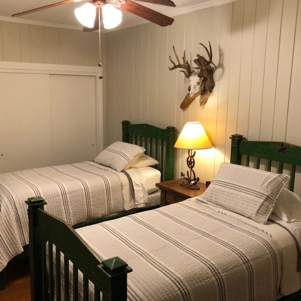 double twin bedroom at oak creek ranch hunting lodge in columbus, tx